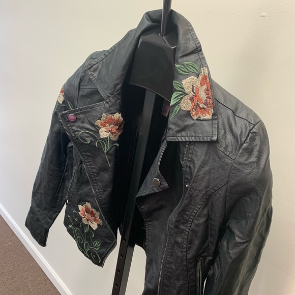 Beautiful Faux Leather Free People Feel - Picture 5 of 6